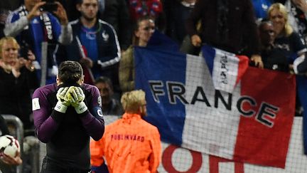 Hugo Lloris réagit à la victoire de la Suède contre la France en match de qualification pour le Mondial 2018, à Solna, le 9 juin 2017. (FRANCK FIFE / AFP)