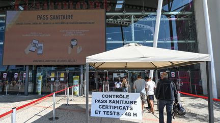 Des visiteurs présentent leur pass sanitaire à l'entrée du cinéma Gaumont multiplex Odyséum à Montpellier, le 29 juillet 2021 (PASCAL GUYOT / AFP)