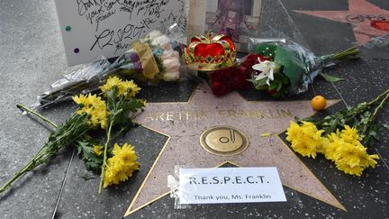 L'étoile d'Aretha Franklin sur Hollywood boulevard recouverte d'hommages le jeudi 16 août, quelques heures après l'annonce de sa mort. (IVÁN MEJÍA / EFE)