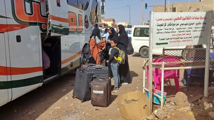 Des habitantes s'apprêtent à fuir les combats à Khartoum (Soudan) en bus, le 8 mai 2023. (AFP)