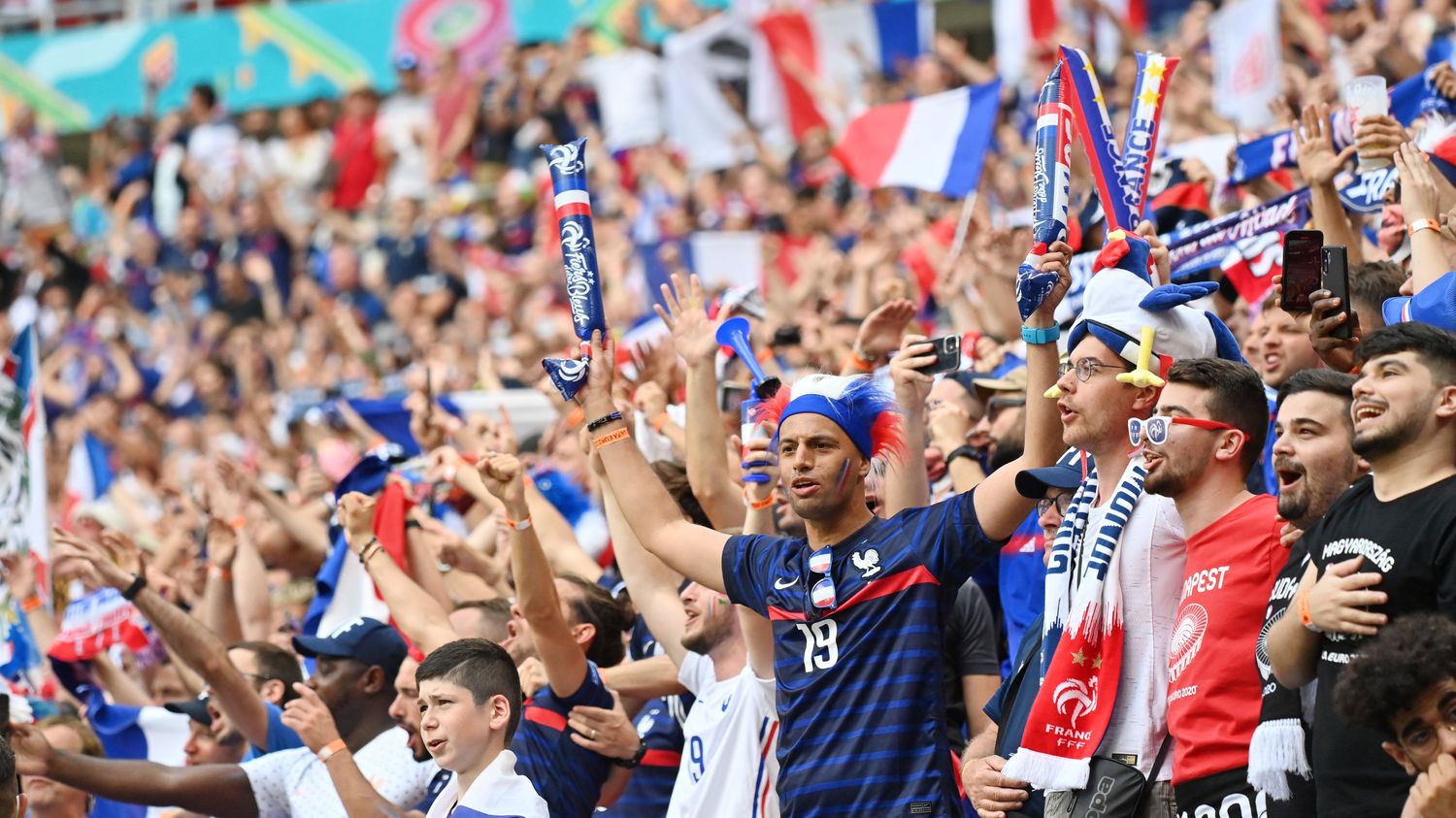 Euro de foot : l'incroyable mésaventure de supporters français qui se  rendent à Bucarest au lieu de Budapest 