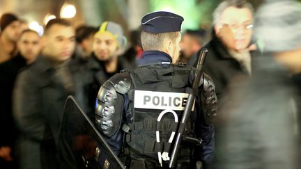 Un policier patrouille sur les Champs-Elys&eacute;es (Paris), le 31 d&eacute;cembre 2010 lors de la nuit du r&eacute;veillon (CITIZENSIDE.COM / AFP)