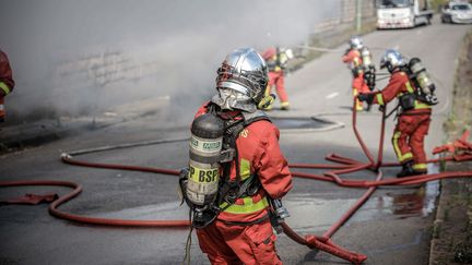 Les sapeurs pompiers de Paris interviennent sur un incendie de voiture sur le périphérique. (LUC NOBOUT / MAXPPP)