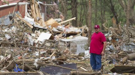 Un homme au milieu des d&eacute;bris apr&egrave;s le passage d'une violente tornade &agrave; Shawnee (Oklahoma, Etats-Unis), le 20 mai 2013. (MARCUS DIPAOLA / NEWSCOM / SIPA / SIPA USA)