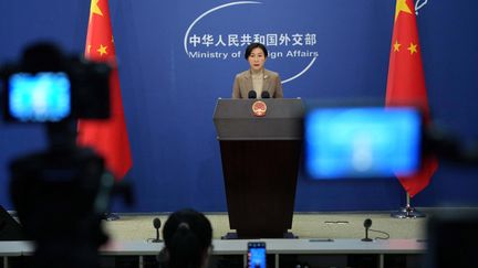 Mao Ning, porte-parole du ministère chinois des Affaires étrangères, donne une conférence de presse à Pékin, le 23 décembre 2022. (ICHIRO OHARA / YOMIURI / AFP)