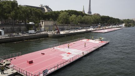 La piste de 100 mètres flottante sur la Seine en cours d'installation. (JOEL SAGET / AFP)