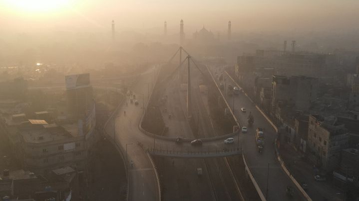 Une vue aérienne de la ville de Lahore, le 1er novembre 2024 au Pakistan. (ARIF ALI / AFP)