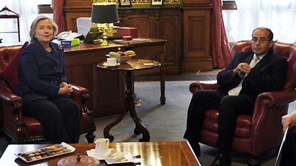 Hillary Clinton et Mahmoud Jibril, l'un des responsables du CNT, à Londres, le 29 mars 2011. (AFP/Susan Walsh)