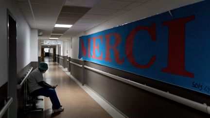 Un employé de l'hôpital Pierre-Benite à Lyon, le 25 janvier 2021. (JEFF PACHOUD / AFP)