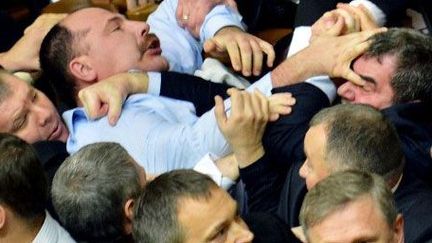 Bagarre entre députés de l'opposition et députés de la majorité, pour la deuxième fois en deux jours, au cours de la deuxième session du Parlement nouvellement élu ukrainien à Kiev, le 13 Décembre 2012. (AFP PHOTO//SERGEI SUPINSKY)