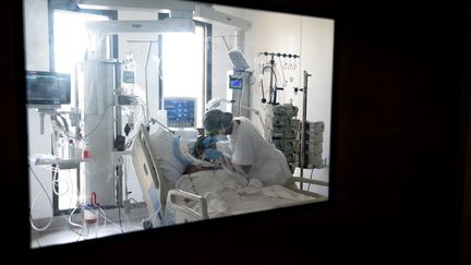 Un patient Covid-19 sous assistance respiratoire, dans une chambre du service de réanimation du CHU Pierre Zobda-Quitman à Fort-de-France, en Martinique, le 29 août 2021.&nbsp; (ALAIN JOCARD / AFP)