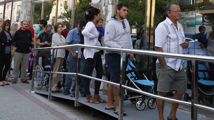 Des Espagnols font la queue &agrave; l'entr&eacute;e d'une agence pour l'emploi, &agrave; Palma de Majorque, le 2 octobre 2012. (REUTERS)