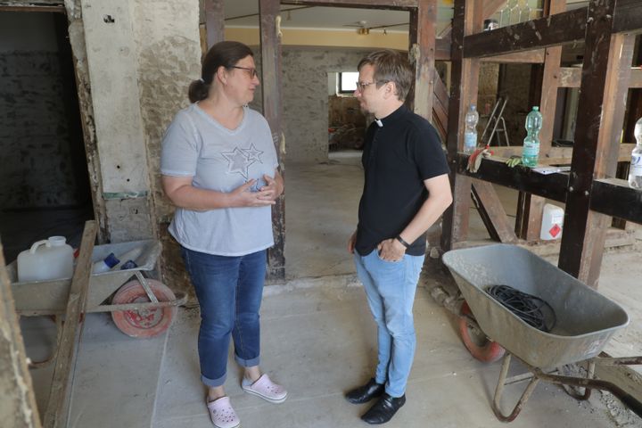 Le prêtre Heiko Marquardsen discute avec une habitante d'Ahrweiler (Allemagne) touchée par les inondations, le 25 août 2021.&nbsp; (VALENTINE PASQUESOONE / FRANCEINFO)