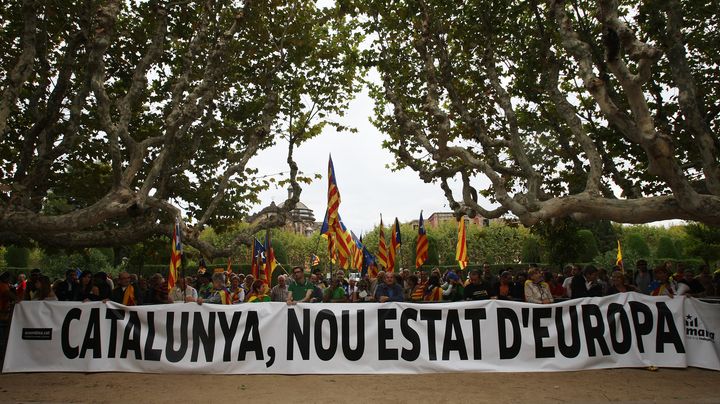 Des manifestants ind&eacute;pendantistes d&eacute;filent devant le Parlement catalan, &agrave; Barcelone (Espagne), le 27 septembre 2012. (QUIQUE GARCIA / AFP)