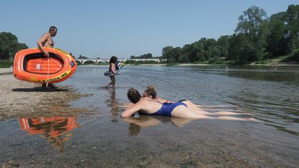 Vacanciers se baignant dans la Loire à Tours (Indre-et-Loire), le 27 juin 2019.&nbsp; (GUILLAUME SOUVANT / AFP)