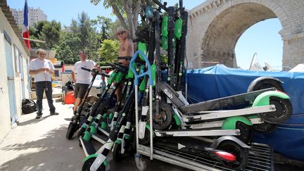 Les membres de la Société Nautique de la Corniche ont repêché, en bord de rivage, une trentaine de trottinettes électriques en libre service. (VALLAURI NICOLAS / MAXPPP)