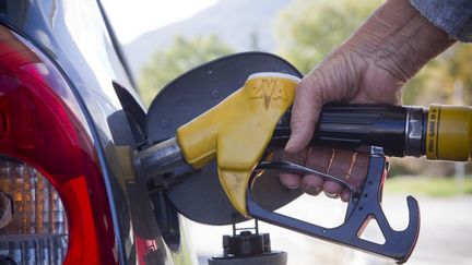 Un automobiliste fait le plein d'essence à Briançon (Hautes-Alpes), le 21 octobre 2021. (THIBAUT DURAND / HANS LUCAS / AFP)