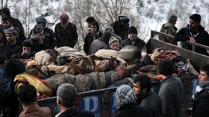 Des villageois rassemblent les corps de 35 Kurdes tu&eacute;s dans des raids a&eacute;riens turcs, men&eacute;s &agrave; la fronti&egrave;re irakienne, dans la province turque de Sirnak, le 29 d&eacute;cembre 2011.&nbsp; (ENN / AFP)