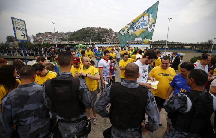 &nbsp; (La police contrôle les billets de supporters aux abords du Maracanã © Reuters)