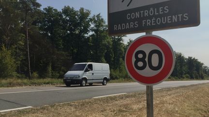 Depuis le 1er juillet 2018, il faut rouler à 80 km/h sur la plupart des routes du réseau secondaire. (CYRILLE ARDAUD / FRANCE-BLEU ORLÉANS)