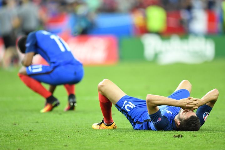 Les Français à terre après leur défaite en finale de l'Euro 2016 face au Portugal, le 10 juillet, au Stade de France. (MUSTAFA YALCIN / ANADOLU AGENCY)