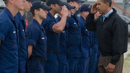 Barack Obama saluant à Venice (Louisiane) des garde-côtes, aux premières loges dans la lutte contre la marée noire. (AFP - Saul LOEB)