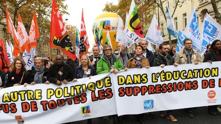 Des enseignants et des fonctionnaires de l'Education nationale manifestent à Paris le 12 novembre 2018. (MAXPPP)