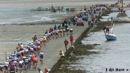 La Tour de France emprunte le passage du Gois en 1999 (PATRICK KOVARIK / AFP)