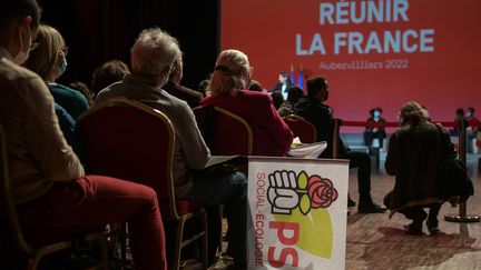 Des sympathisants socialistes assistent à un meeting d'Anne Hidalgo, candidate du PS à la présidentielle, le 22 janvier 2022, à Aubervilliers (Seine-Saint-Denis). (ISA HARSIN / SIPA)