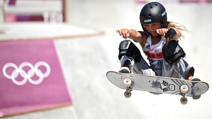 La jeune skateuse britannique de 13 ans, Sky Brown, à l'occasion de l'épreuve du park des Jeux de Tokyo, mercredi 4 août. (LOIC VENANCE / AFP)