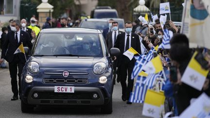 Le pape arrive à la&nbsp;basilique-cathédrale catholique de Saint Dionysius l’Aréopagite, à Athènes, le 6 décembre 2021. (THANASSIS STAVRAKIS / POOL / AFP)