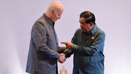 Le président américain Joe Biden (gauche) et le Premier ministre cambodgien Hun Sen (droite), le 12 novembre 2022, à Phnom Penh (Cambodge).&nbsp; (SAUL LOEB / AFP)