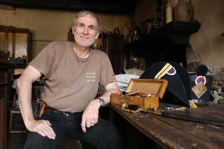 Henri Caporali&nbsp;pose avec son bicorne, ses &eacute;paulettes et son sabre de capitaine du 18e r&eacute;giment d'infanterie de ligne du Premier Empire,&nbsp;le 11 juin 2015 &agrave; Saint-Gence (Haute-Vienne). (BENOIT ZAGDOUN / FRANCETV INFO)