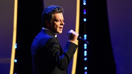 L'auteur-compositeur-interprète Benjamin Biolay, sur scène, lors de la cérémonie de clôture du Festival de Cannes, le 28 mai 2017. (ALBERTO PIZZOLI / AFP)