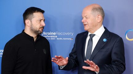 Le chancelier allemand Olaf Scholz (à droite) salue le président ukrainien Volodymyr Zelensky (à gauche), à Berlin, en Allemagne, le 11 juin 2024. (ODD ANDERSEN / AFP)