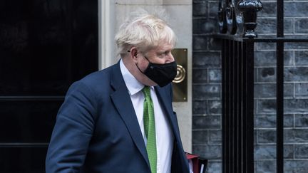 Le Premier ministre britannique Boris Johnson devant sa résidence officielle au 10, Downing Street à Londres, le 19 janvier 2022. (WIKTOR SZYMANOWICZ / NURPHOTO / AFP)