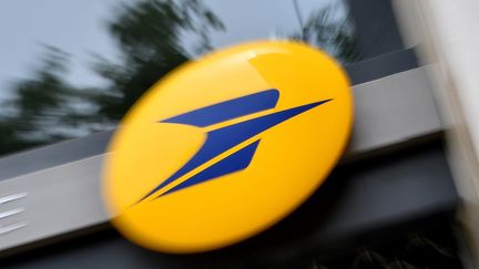 Le logo de La Poste, en juin 2017 à Nantes. (LOIC VENANCE / AFP)