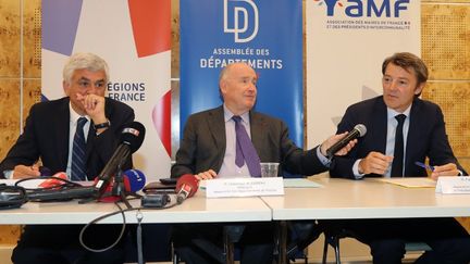 Le président des régions de France (à gauche), Hervé Morin, le président de l'assemblée des départements, Dominique Bussereau (au centre) et le président des maires de France François Baroin. (JACQUES DEMARTHON / AFP)