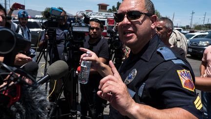 Le sergent&nbsp;Enrique Carillo lors d'une conférence de presse après la tuerie d'El Paso (Texas) qui a fait 20 morts dans un hypermarché Walmart samedi 3 août 2019. (JOEL ANGEL JUAREZ / AFP)