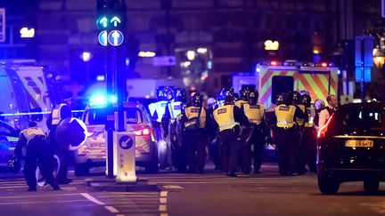 Des policiers sécurisent le périmètre près du London Brigde à Londres (Royaume-Uni), le 3 juin 2017. (HANNAH MCKAY / REUTERS)