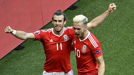 Les Gallois Gareth Bale et Aaron Ramsey, lors de la victoire du pays de Galles sur l'Irlande du Nord, le 25 juin 2016 à Paris. (PHILIPPE LOPEZ / AFP)