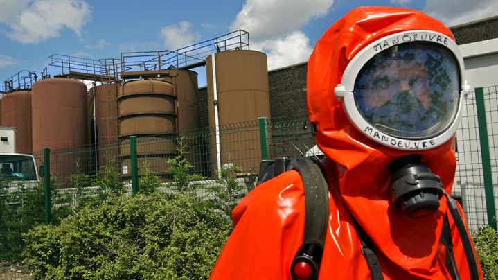 Un pompier &eacute;quip&eacute; d'une combinaison protectrice, lors d'une simulation d'accident industriel sur un site chimique class&eacute; Seveso &agrave; Saint-Fons, pr&egrave;s de Lyon (Rh&ocirc;ne), le 5 mai 2004. (PHILIPPE MERLE / AFP)