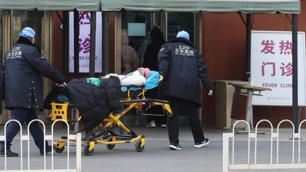 Un patient est emmené à l'hôpital, à Pékin (Chine), le 15 décembre 2022. (KOKI KATAOKA / YOMIURI / AFP)