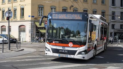 Un bus dans le centre-ville de Lyon, le 25 mai 2023. (ANTOINE BOUREAU / HANS LUCAS / AFP)