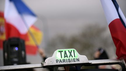 Les taxis manifestaient à Toulouse le 4 avril 2016 contre les VTC. (REMY GABALDA / AFP)