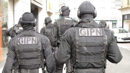 Des policiers du GIPN recherchent le&nbsp;fugitif,&nbsp;le 18 mars 2013 &agrave; Poitiers. ( MAXPPP)