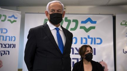 Le Premier ministre israélien, Benyamin Nétanyahou, visite un centre de vaccination à Nazareth (Israël), le 13 janvier 2021.&nbsp; (GIL ELIYAHU / POOL / AFP)