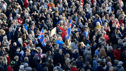 &nbsp; (Manifestation de milliers d'Islandais à Reykjavik pour demander la démission de leur Premier ministre © Reuters)