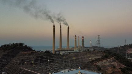 Une centrale à charbon située à Cilegon (Indonésie), le 28 septembre 2023. (ADITYA IRAWAN / NURPHOTO / AFP)