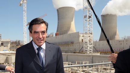 François Fillon en 2009, sur le site de la centrale nucléaire du Tricastin. (PHILIPPE MERLE / AFP)